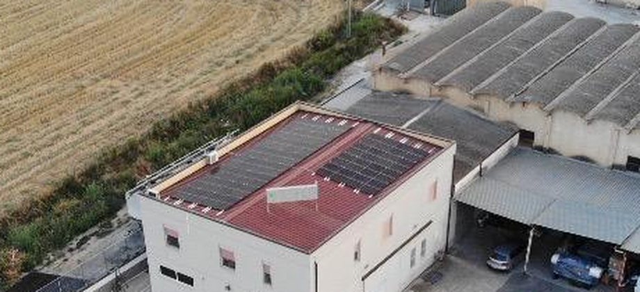 Impianto fotovoltaico sul tetto di un frantoio, visto dall'alto
