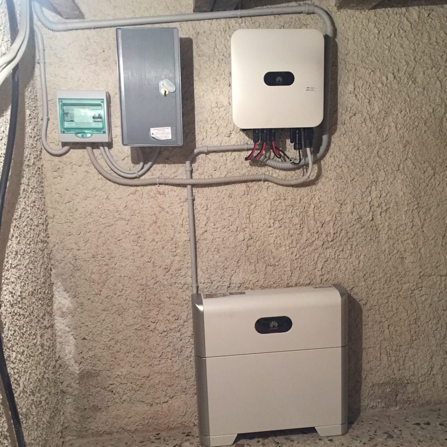 Inverter e batteria di accumulo di un impianto fotovoltaico, con i collegamenti in vista